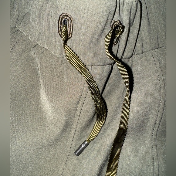 Lululemon On the Right olive Track Pant. Size 4.  VGUC - Picture 12 of 13